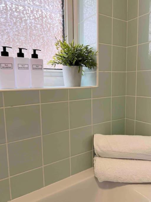 Beautiful Windsor 2 Bed, Perfect Location, 5 Mins Walk To Centre, Free Parking, Legoland, Ascot Apartment Ngoại thất bức ảnh